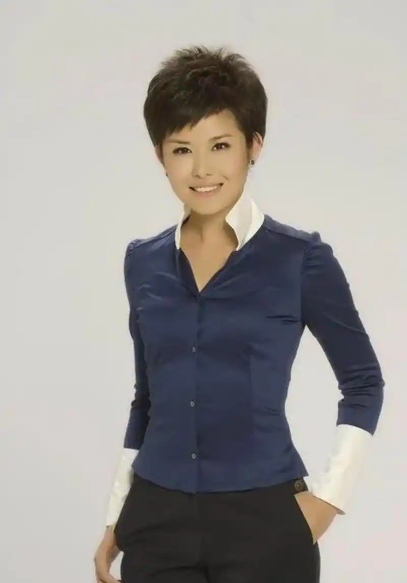 央视美女主持人王宁