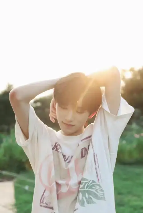 宋亚轩超话|近期草地自拍照动态更新96「golden light」光线下,阳光