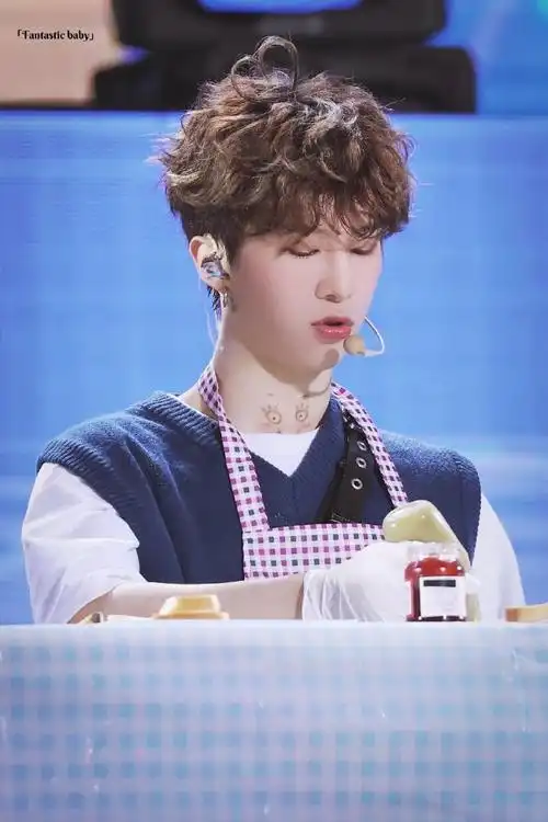 范丞丞渐变蓝发色