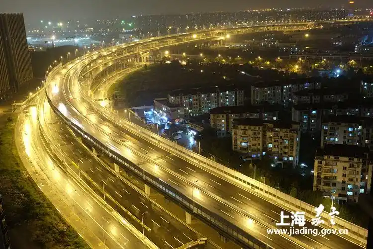 夜色中的嘉闵高架.