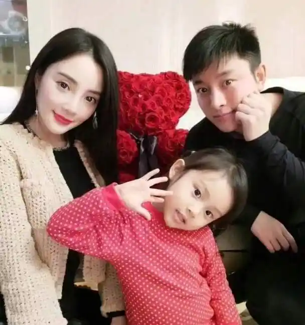 贾乃亮李小璐合体为女儿庆生,晒出全家福甜馨笑容明媚_照片_网友_父母