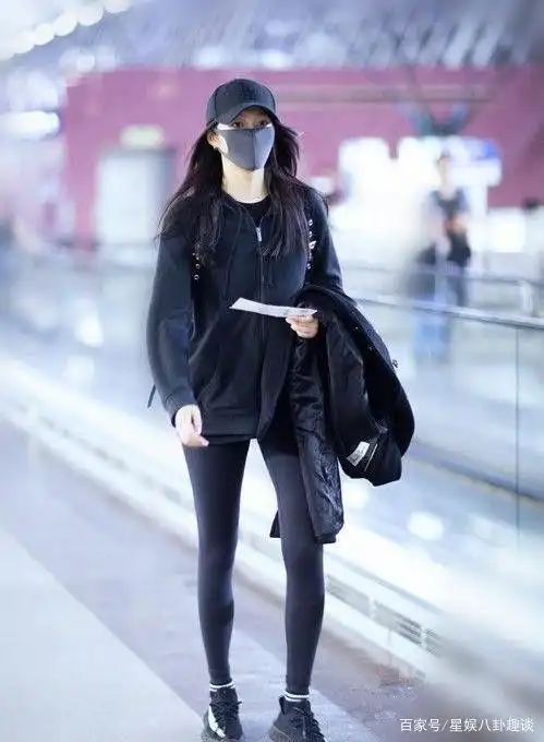 关晓彤穿紧身裤出游,好身材一览无余,大长腿尤其抢镜