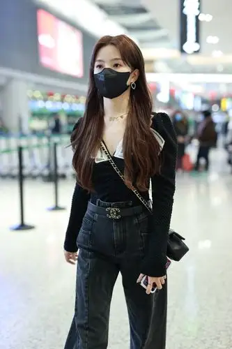 2021年2月6日,上海,陈卓璇现身机场.1/6