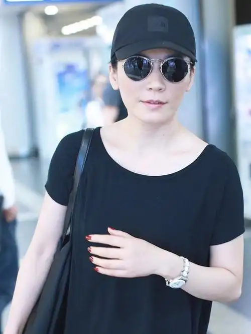 48岁俞飞鸿素颜走机场,t恤搭配牛仔裤休闲随意,气质依旧很惊艳