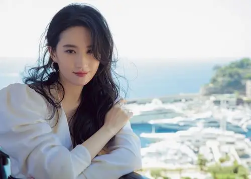 纯美的脸庞,高挑的身材,清纯灵气,仙气十足,气质独特,刘亦菲具有典