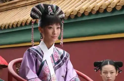 4,这款旗头被网友认为是最丑的一个,但是安陵容还是可以驾驭的不错的.