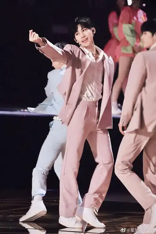 头身比优异,三庭五眼黄金比例,硬派帅哥,造型百变.《张真.