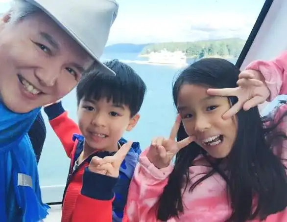 张庭一家甜蜜旅游,儿子帅女儿美,张庭依然倾世美颜,网友:厉害了林瑞阳