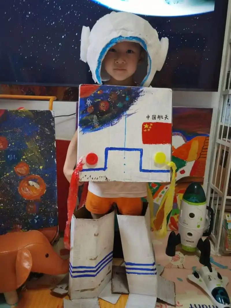 小朋友想要擎天柱 这也太为难老母亲了 最后经过协商,制作纸壳宇航