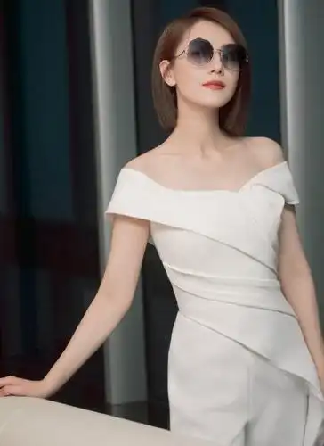 高圆圆当妈后改变风格露出额头成女强人42岁美出新高