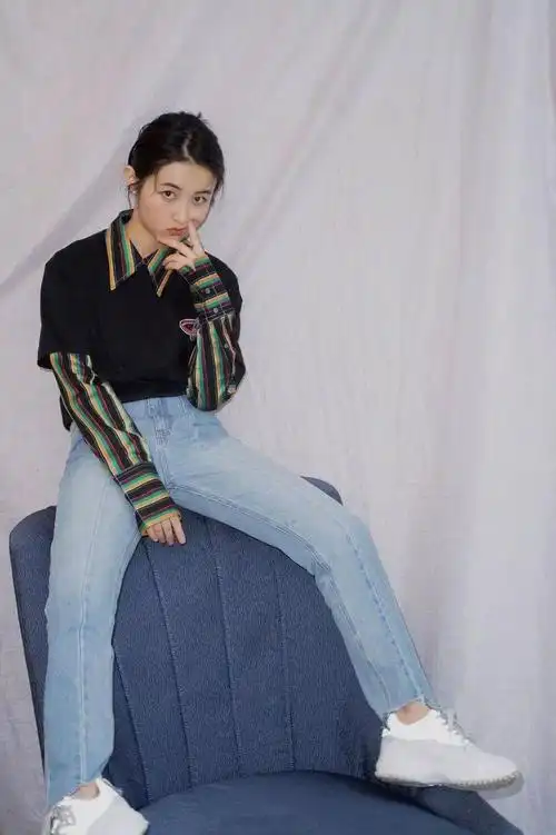 潮时尚 | 张子枫私服照合辑,酷甜灵动的可爱少女