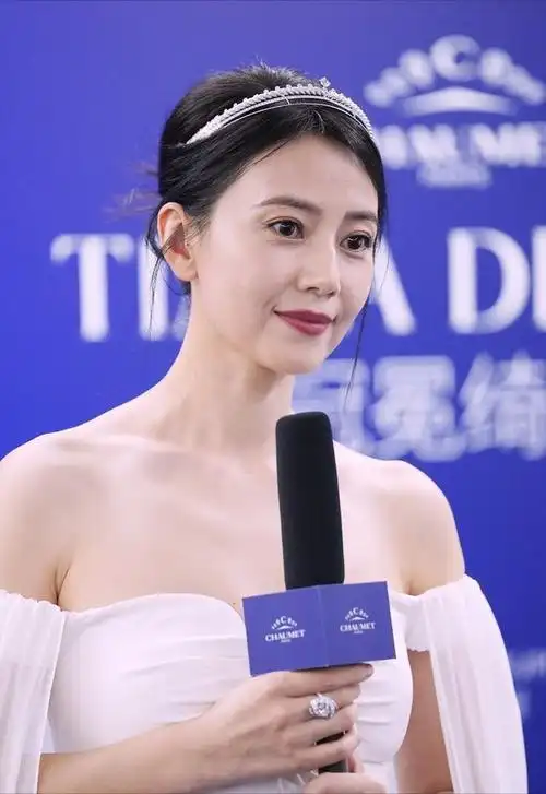 44岁高圆圆太敢穿抹胸深v深藏不露观众眼球被折服