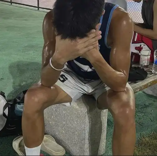 刚打完球的体育生,真正的黑皮体育生你心动了吗?