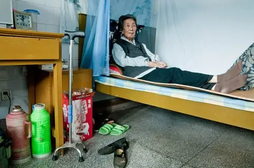 坐在床上的老人