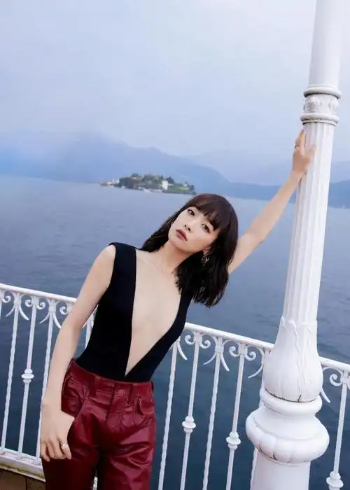 25日,宋茜在米兰看秀的造型照片释出,她身穿黑色深v无袖上装搭配红色