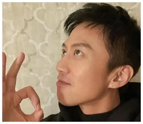 邓超晒九宫格搞怪自拍,41岁的他还是个"顽童"