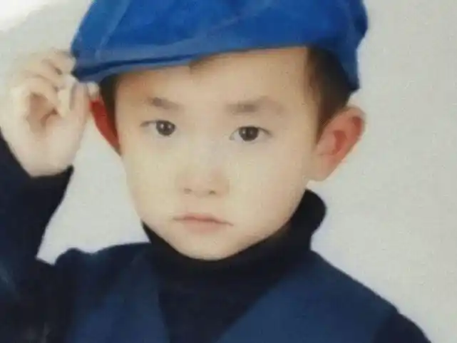 当然易烊千玺还有十分绅士的照片,小时候带着绅士帽的样子,很多人都