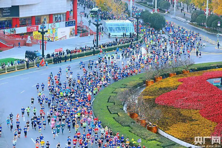 2020西安马拉松赛鸣枪开跑