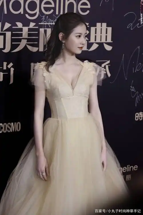 陈钰琪真的很有灵气,穿深v香槟色裙子高贵优雅,尽显好身材