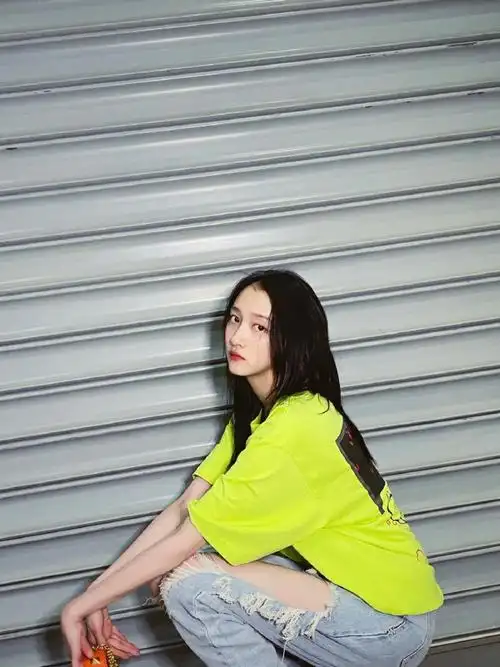 关晓彤最新日常一则,荧光绿色印花t搭配破洞设计牛仔裤,北冰洋配色