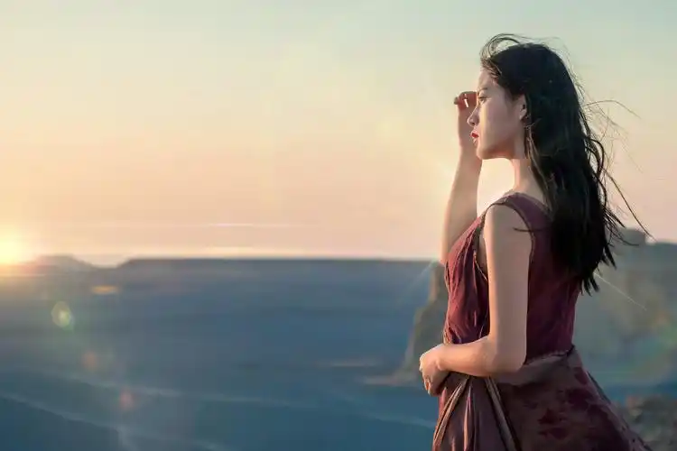 气质出众的长发女孩