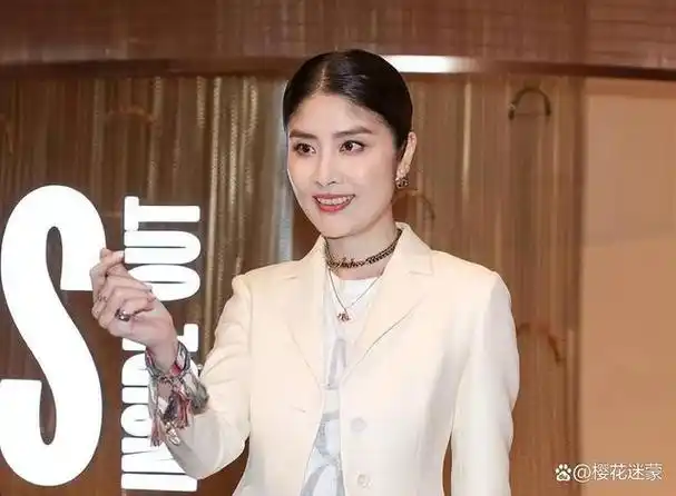 "另一位网友也表示:"希望陈慧琳能够顺利通过法律途径维护自己的权益