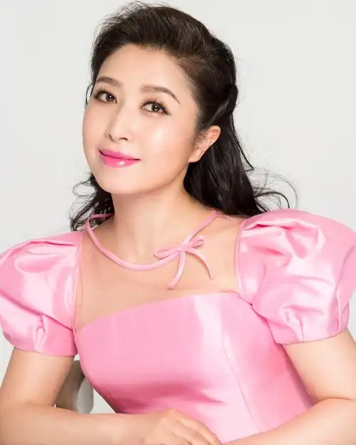 p>歌曲《情满人间》由陈小奇作词,李小兵作曲,青年歌唱家刘媛媛演唱.