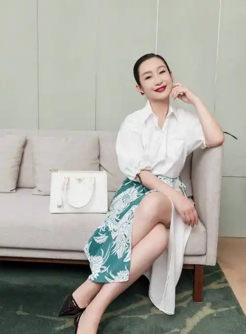 看到秦海璐的夏日穿搭才发现,变老并不可怕,会穿才重要_白色_衬衫_的