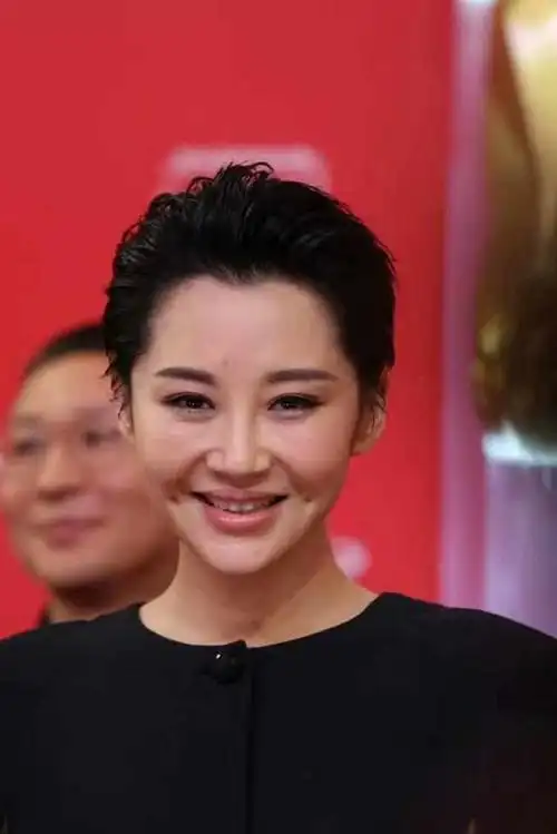 48岁许晴无ps近照,这颜值和身材我是服气的