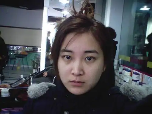 贾玲上大学的时候,这个时候的贾玲看起来身材苗条,根本不会想到和胖扯