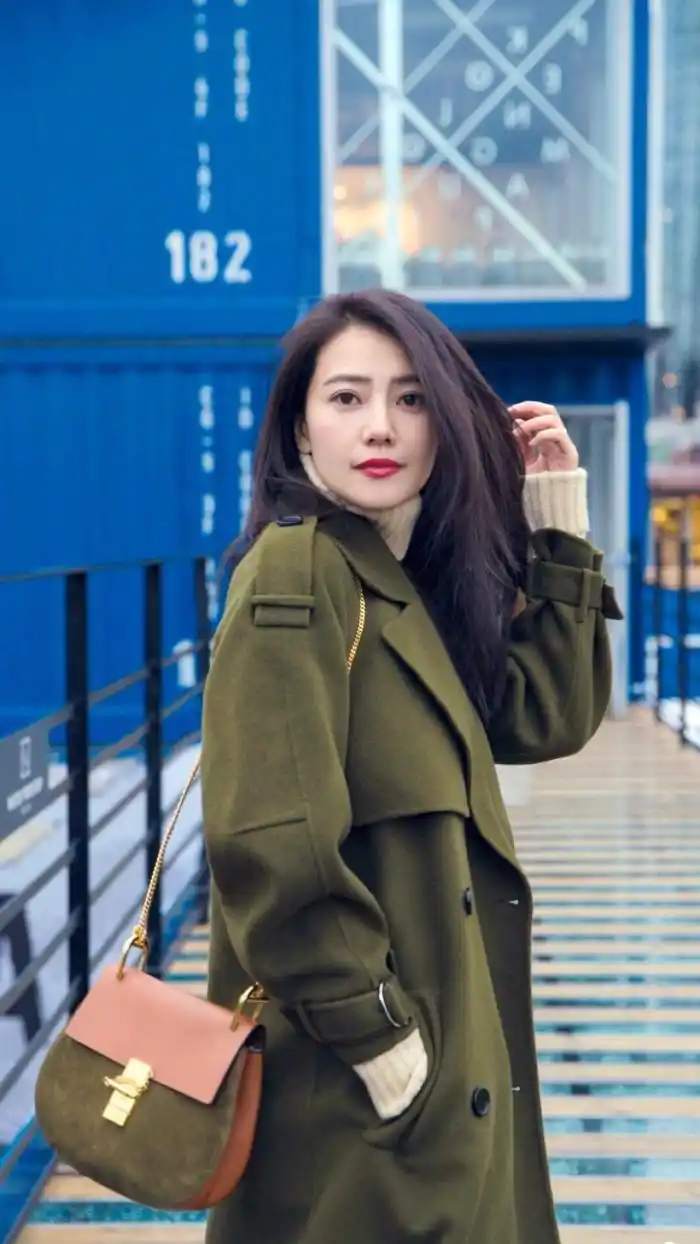 看了女神高圆圆的日常穿搭,才知极简穿搭美学,方是优雅女人首选