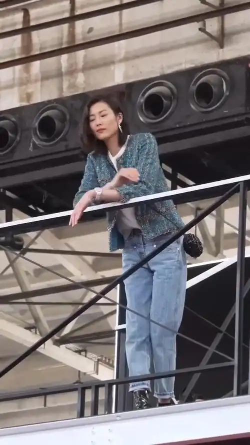 综艺娱乐#大气高雅甜美有范儿集于一身的大表姐刘雯,笑容真好看,移贩