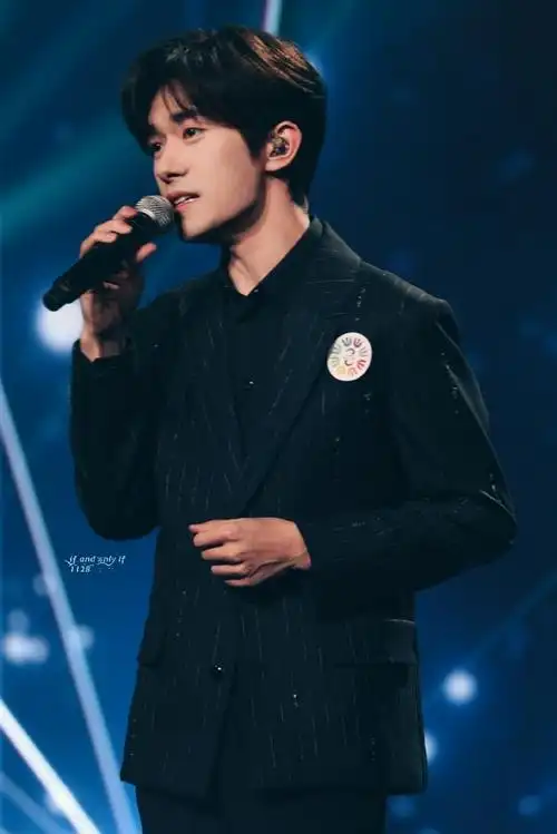 易烊千玺电影小小的我##易烊千玺不辞星海舞台#    是熠熠生辉大明星