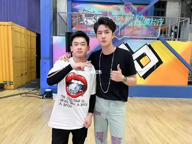 王一博街舞合影