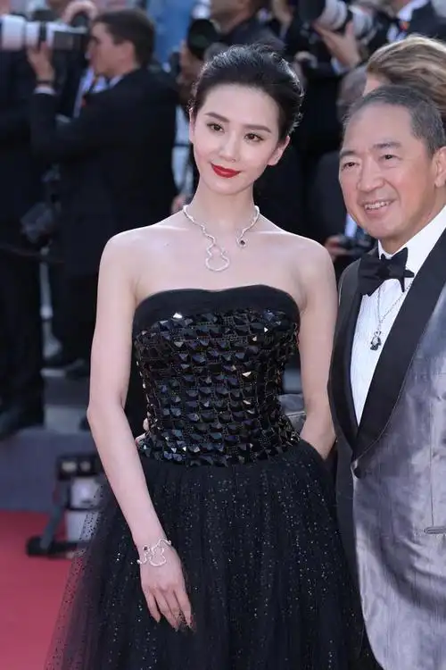 戛纳红毯,女明星浮夸争艳!