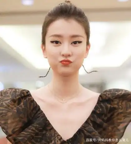 明星美照,图三乔欣现身机场,一举一动娇俏又甜美!