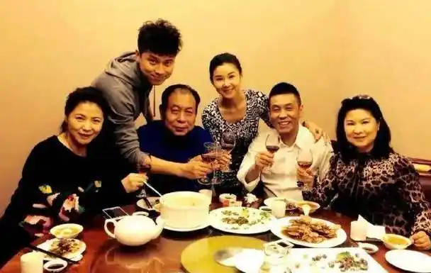 王雷李小萌带爸妈旅游,婆婆气质出众比儿媳漂亮,一家人都高颜值