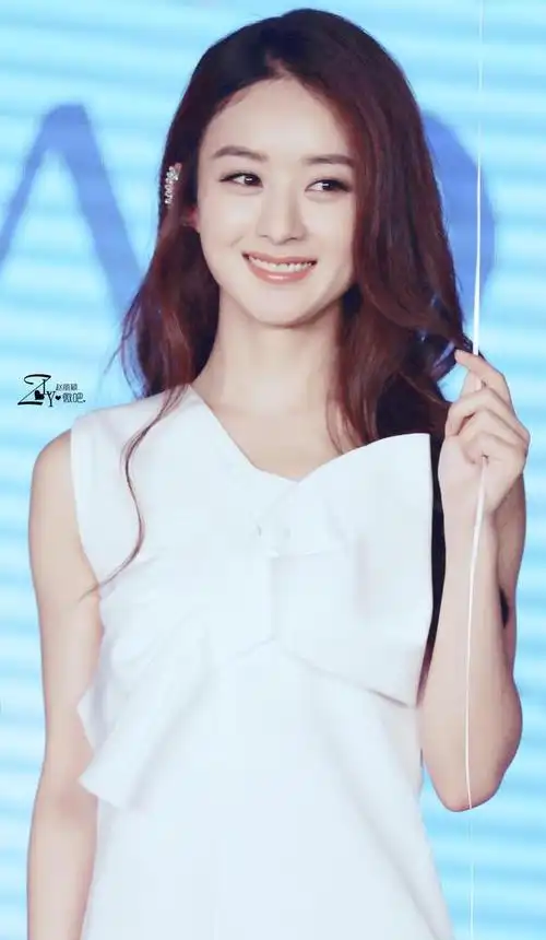 赵丽颖2月19日遛娃照曝光儿子身高暴增和颖宝牵手互动超有爱