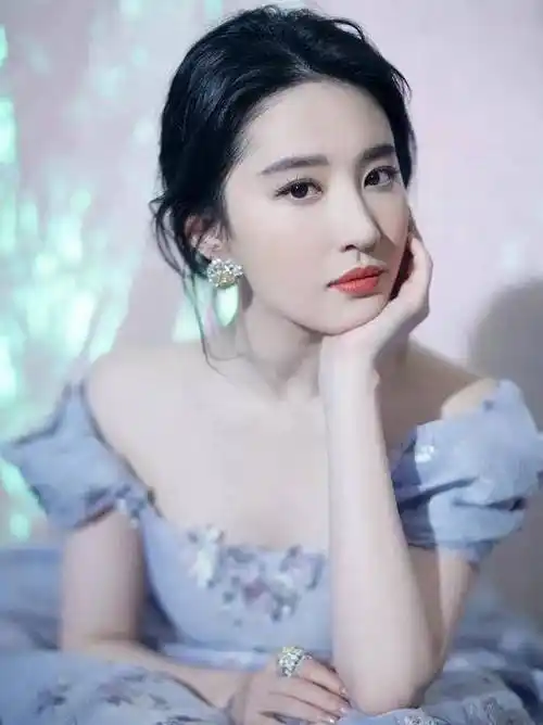 原创别再吹刘亦菲颜值了素颜打扮如大妈身材发福脖子露褶子