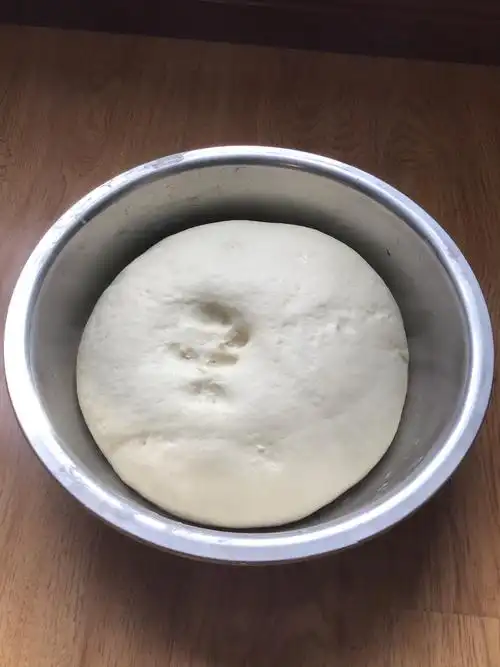 (在酵母菌发酵的过程中,面团变大了)