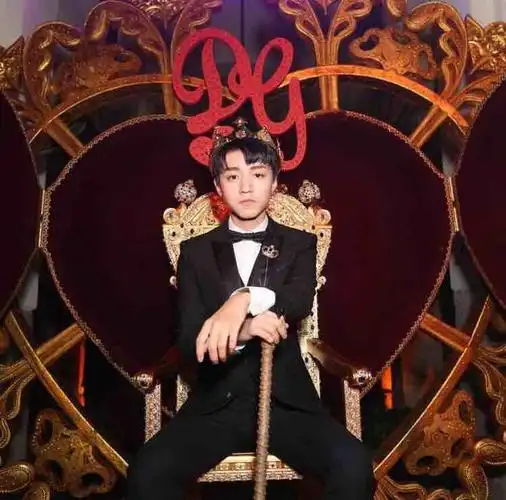 [tfboys][新闻]170618 头戴皇冠手拿权杖坐宝座 karrywang变身真.