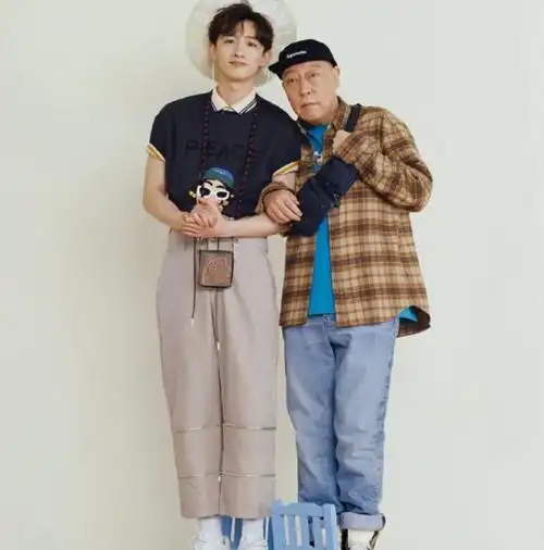 还好,虽然《你是我的城池营垒》已经播完,但四月白敬亭搭档倪大红的新