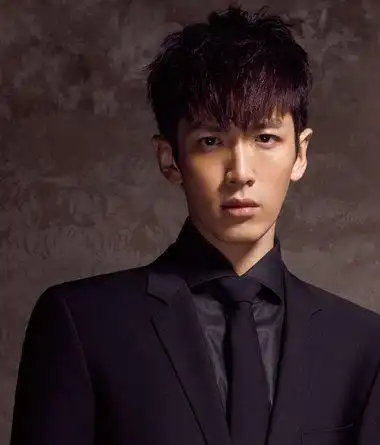 男生桃心刘海两边掏空发型 柯震东桃心刘海碎发发型