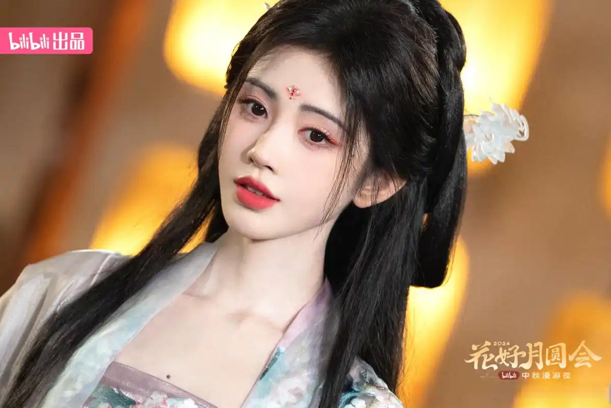 鞠婧祎,赖美云的嫦娥玉兔造型美到我了,原来仙女也爱到处打卡,怪不得