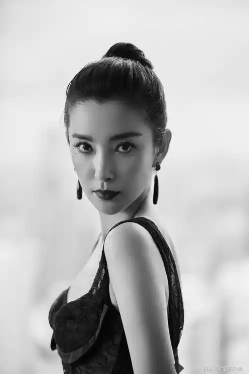首先,李冰冰的颜值可谓无人能敌.她的五官精致,皮肤白皙,气质优雅.