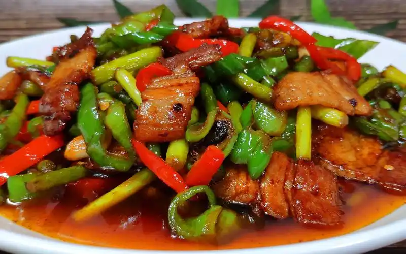 五花肉怎么做才好吃?老刘教你一个饭店的做法,香辣过瘾超下饭!