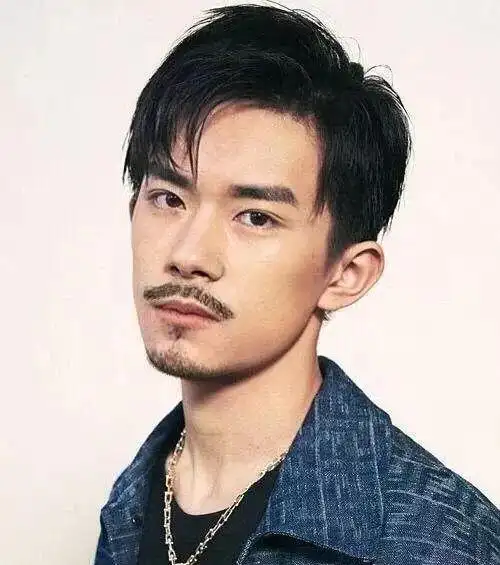 当易烊千玺的脸上有了胡子之后,没想到居然这么有男人味?