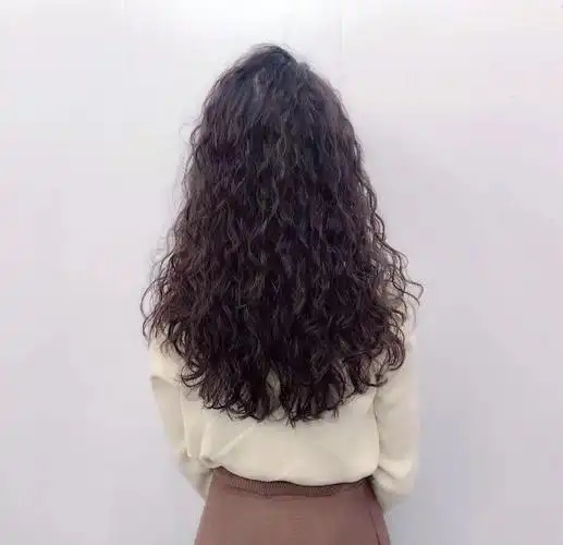 今年流行的筷子烫发型适合脸大的女生