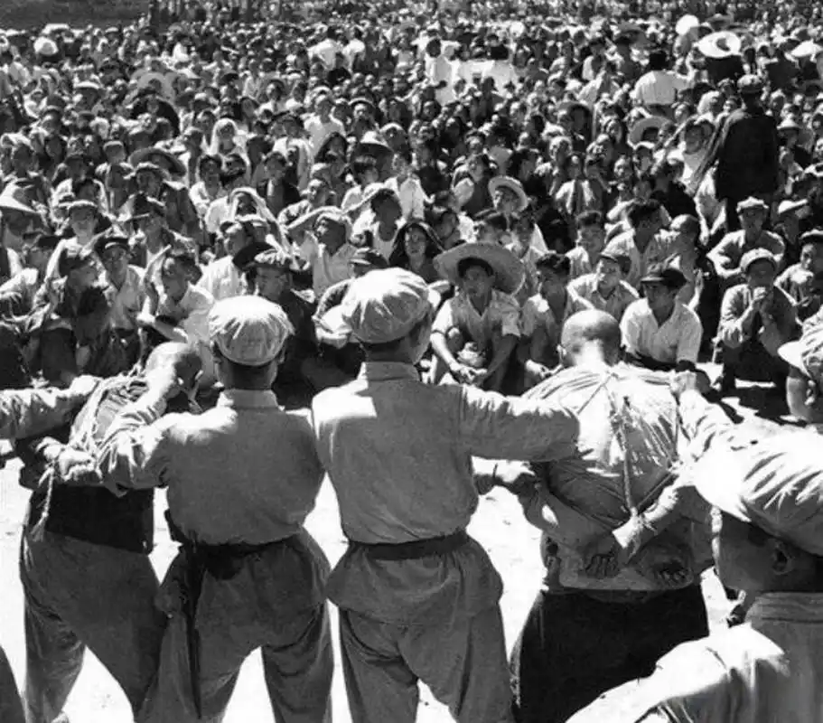 老照片:50年代处决反革命分子的旧照,先游街再枪毙!