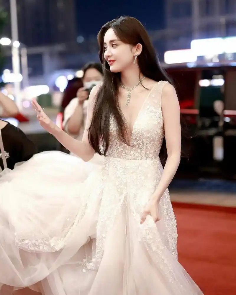 古力娜扎# 白色深v礼服,性感精致!